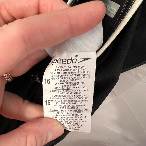 Speedo size 16 one piece swimsuit - Picture 3 of 3
